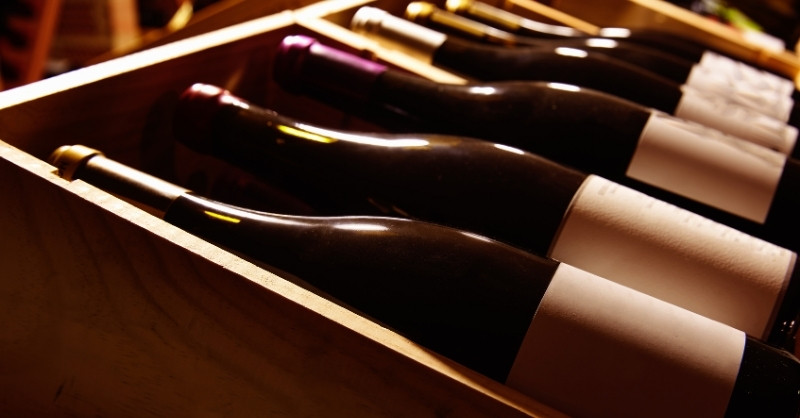 Cómo conservar y servir tu vino en casa: temperatura, decantado y almacenamiento ideal